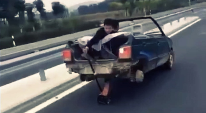 Dizalica za automobil umesto točkova - kinezi na autoputu