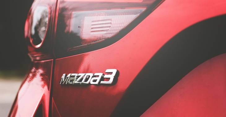 automobil mazda 3 crveni
