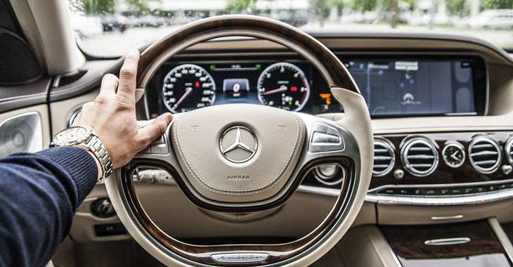 Unutrasnjost automobila i touchscreen uređaj