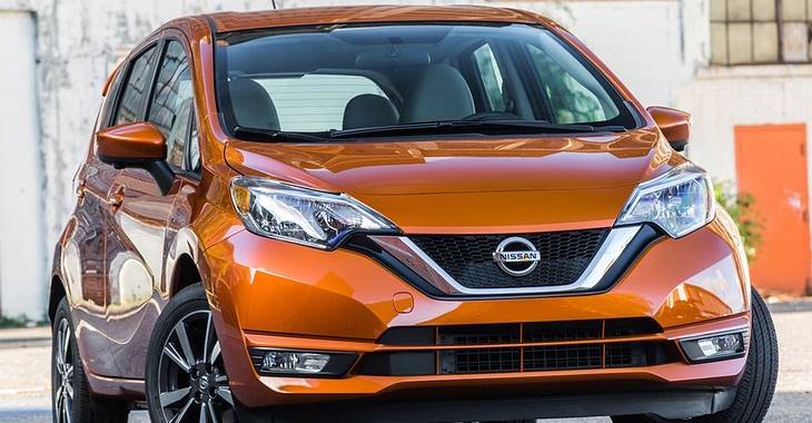Automobil Nissan