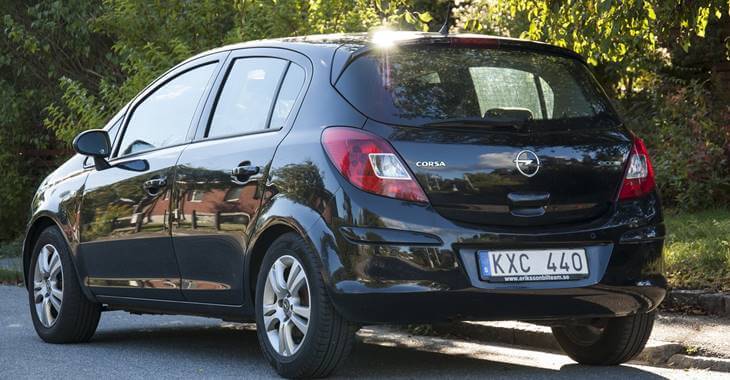 Automobil Opel Corsa crne boje