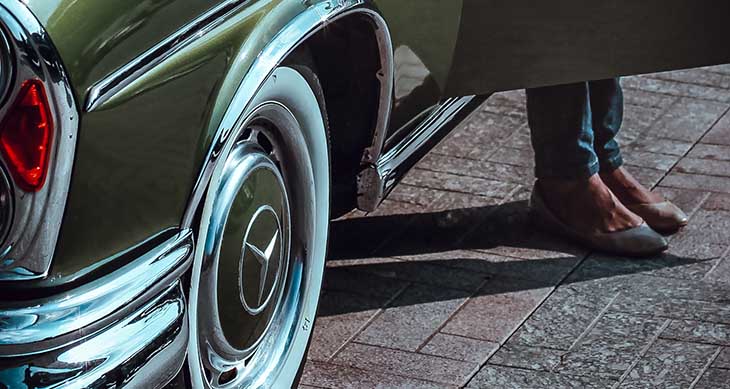 Prikaz zadnjeg desnog točka zelenog automobila Mercedes
