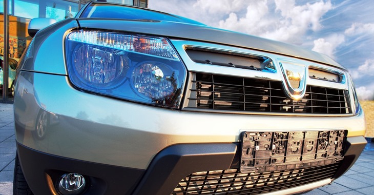 prednji deo sivog automobila Dacia Logan