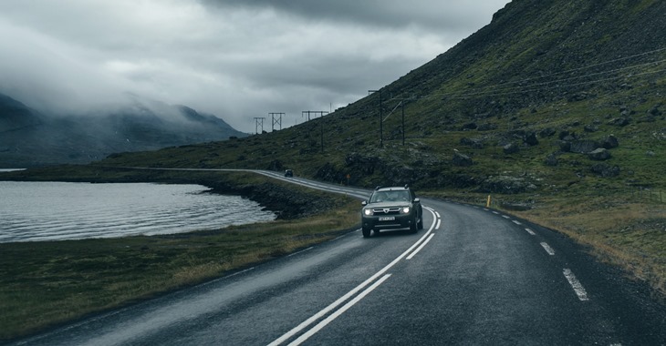 prikaz automobila u vožnji autoputem