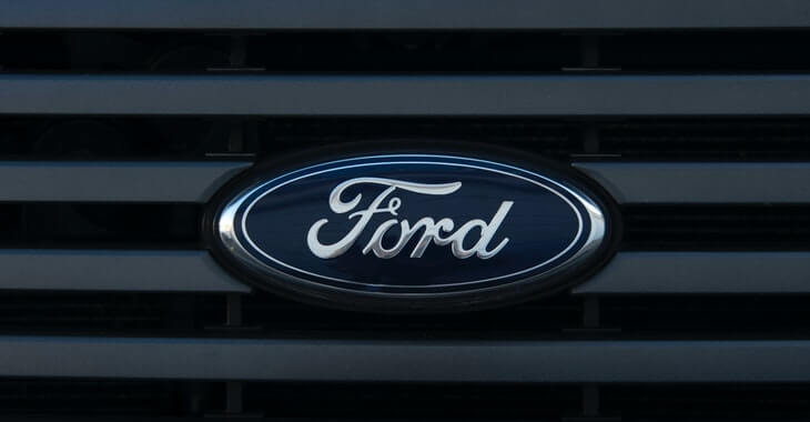 Prikaz Ford logoa na prednjem delu automobila