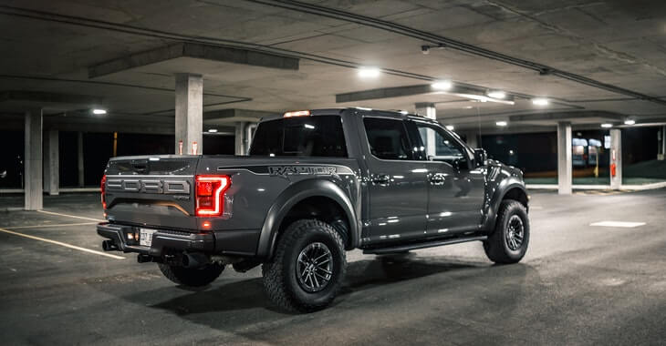 Automobil Ford sive boje u podzemnoj garaži
