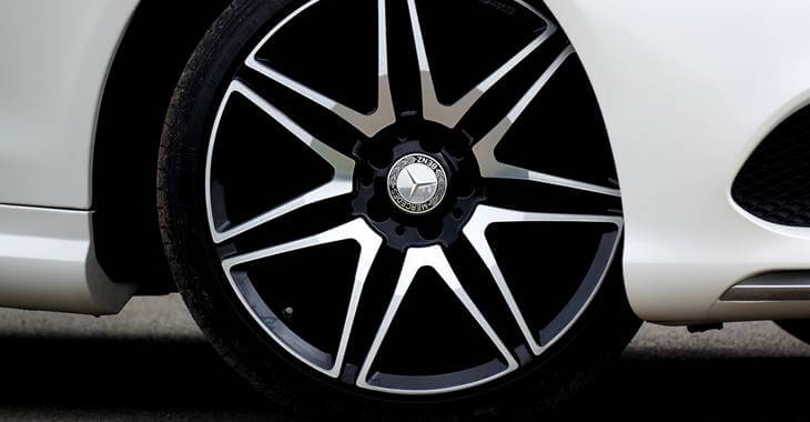 felna na točku belog automobila Mercedes