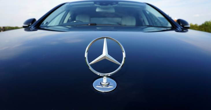 prikaz znaka Mercedes na haubi