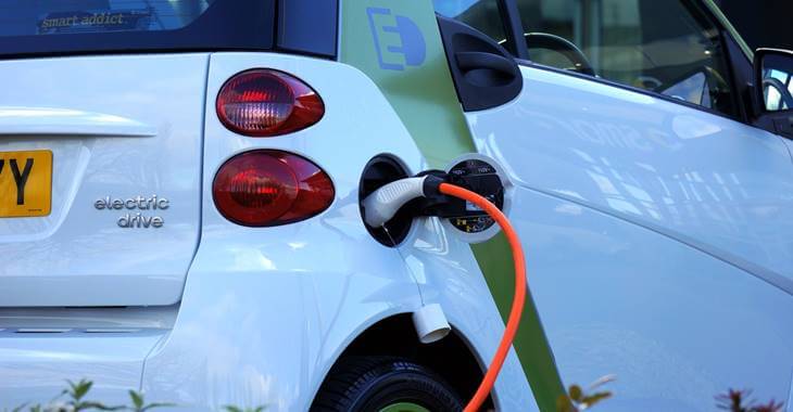 prikaz belog električnog automobila na punjaču