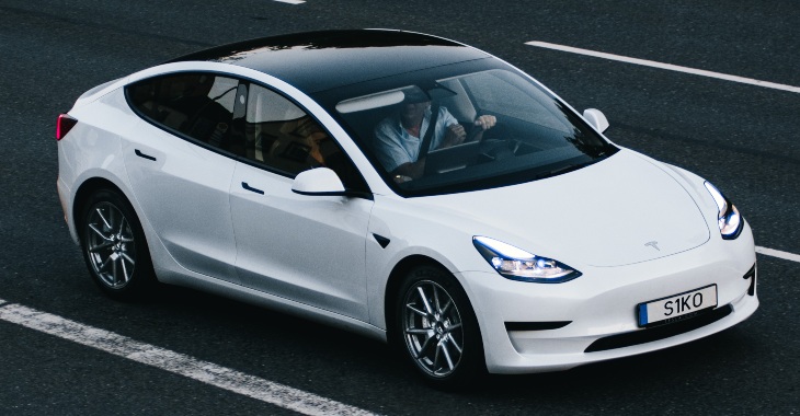 prikat belog Tesla automobila