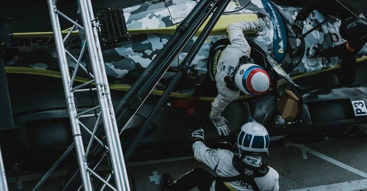 prikaz vozača formule u uniformama