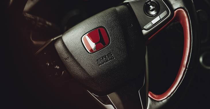 logo automobila Honda na kožnom volanu