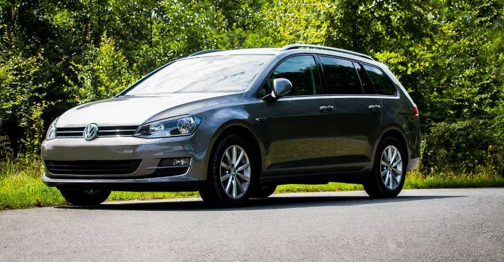 prikaz sivog automobila Volkswagen Golf