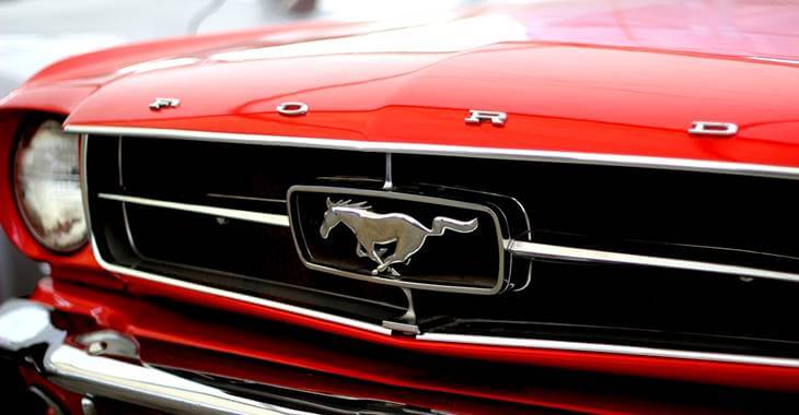 crveni Ford mustang
