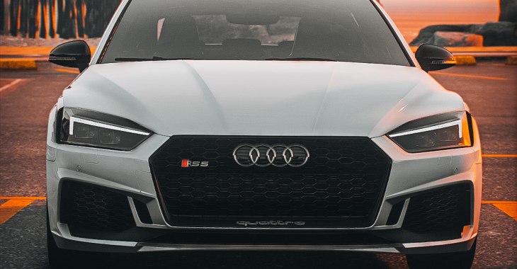 Sivi automobil Audi marke