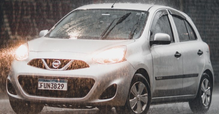 Metalik sivi Nissan auto