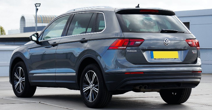 Model Volkswagen Tiguan od pozadi