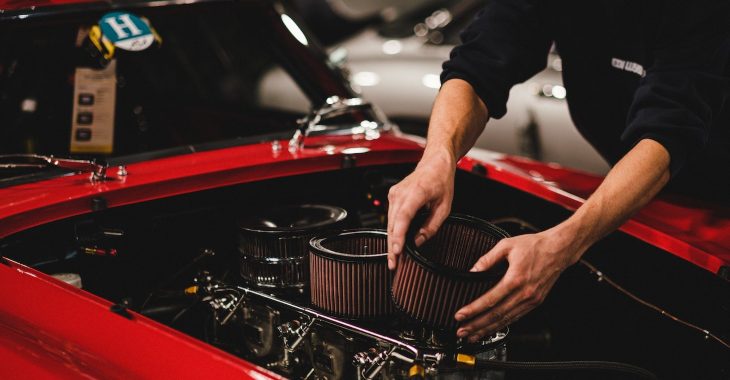 Automehaničar, u okviru malog servisa, menja filter za vazduh