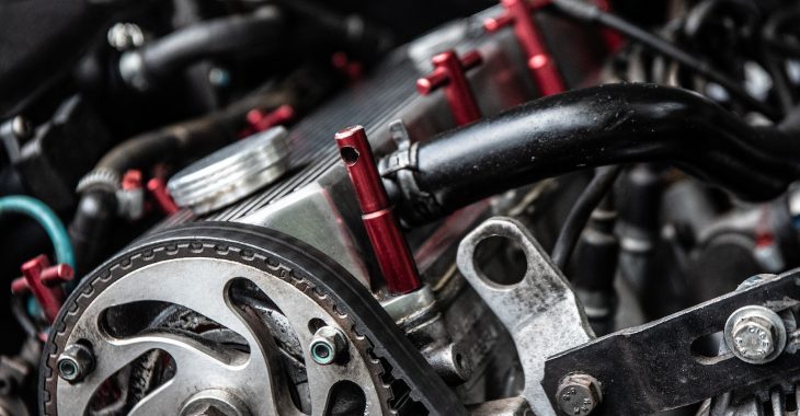 Prikaz motora sa zupčastim kaišem u haubi automobila